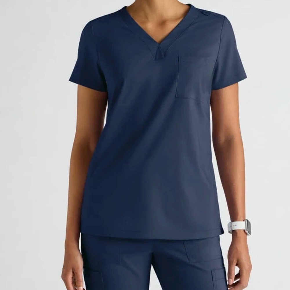 Butter Soft Navy V-Neck Short Sleeve Scrub Top with Front Pocket Size M NWT